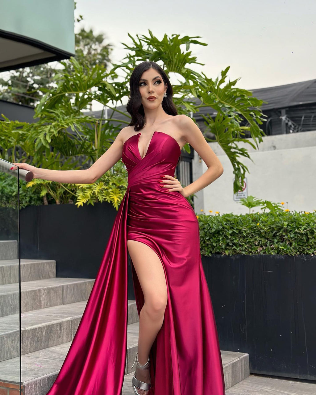 Robe de bal rouge élégante en satin à col en V et sans manches avec volants et fente sur le devant