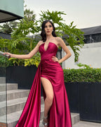 Robe de bal rouge élégante en satin à col en V et sans manches avec volants et fente sur le devant