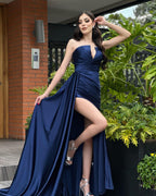 Robe de bal rouge élégante en satin à col en V et sans manches avec volants et fente sur le devant
