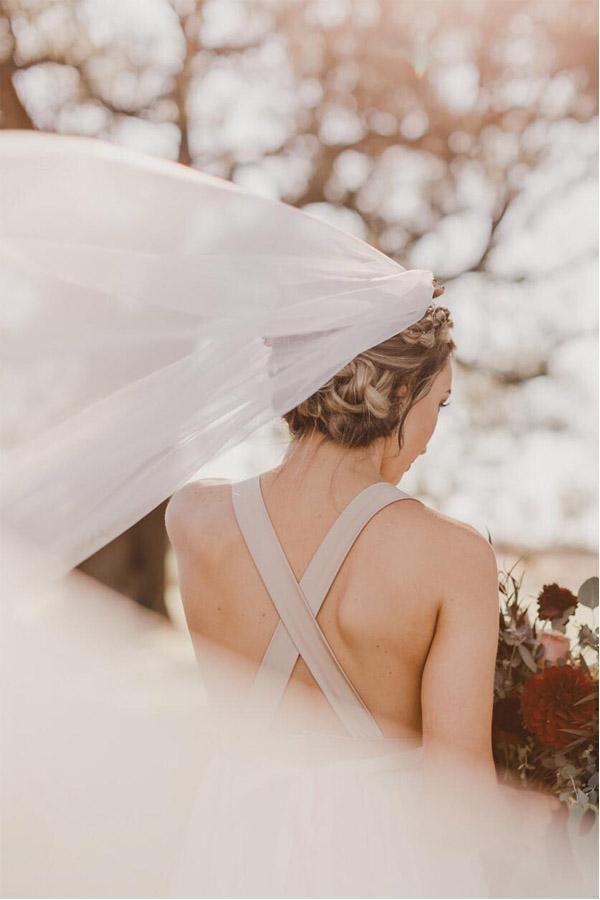 Robe de mariée élégante à décolleté en V profond croisé avec ceinture WD443