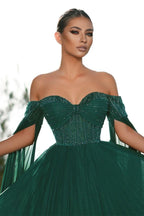 Elegante vestido de graduación verde oscuro con hombros descubiertos y lentejuelas, corte en A