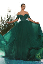 Elegante vestido de graduación verde oscuro con hombros descubiertos y lentejuelas, corte en A