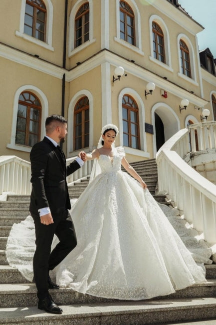 Élégantes robes de mariée crème de créateur, coupe trapèze et dentelle. 