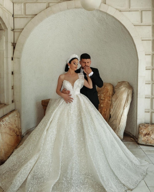 Élégantes robes de mariée crème de créateur, coupe trapèze et dentelle. 