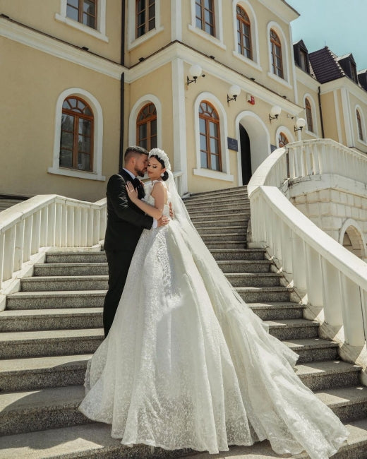 Élégantes robes de mariée crème de créateur, coupe trapèze et dentelle. 