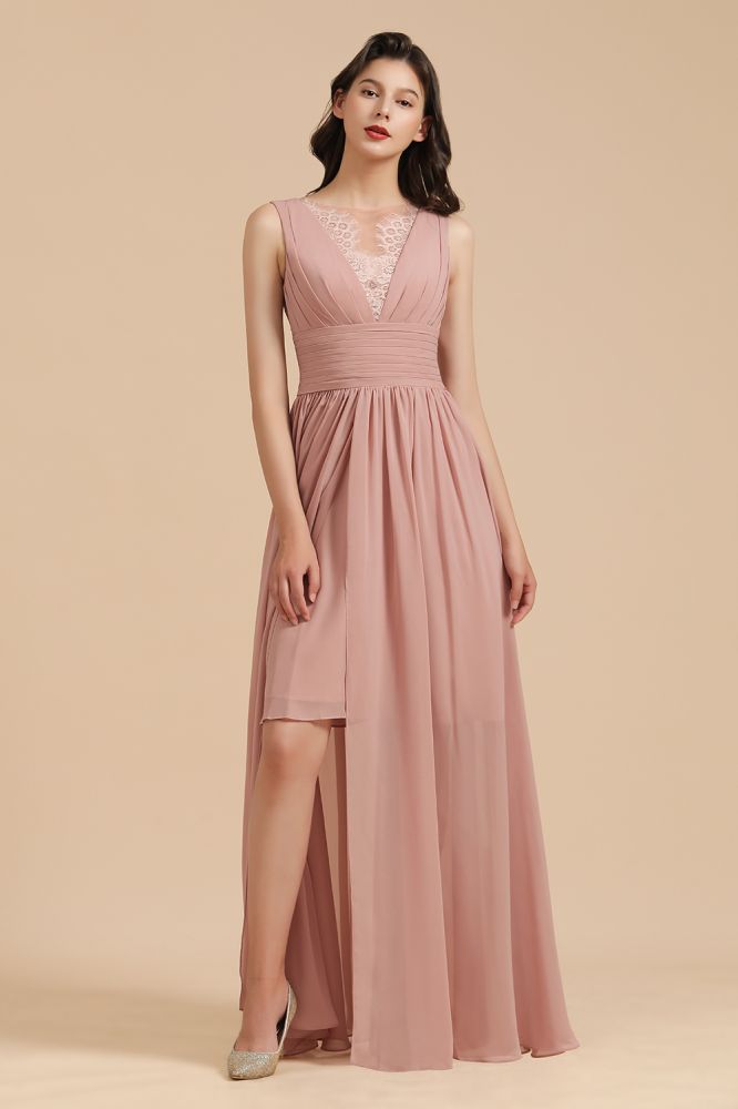 Elegante vestido de dama de honor rosa empolvado sin mangas con encaje floral y abertura lateral