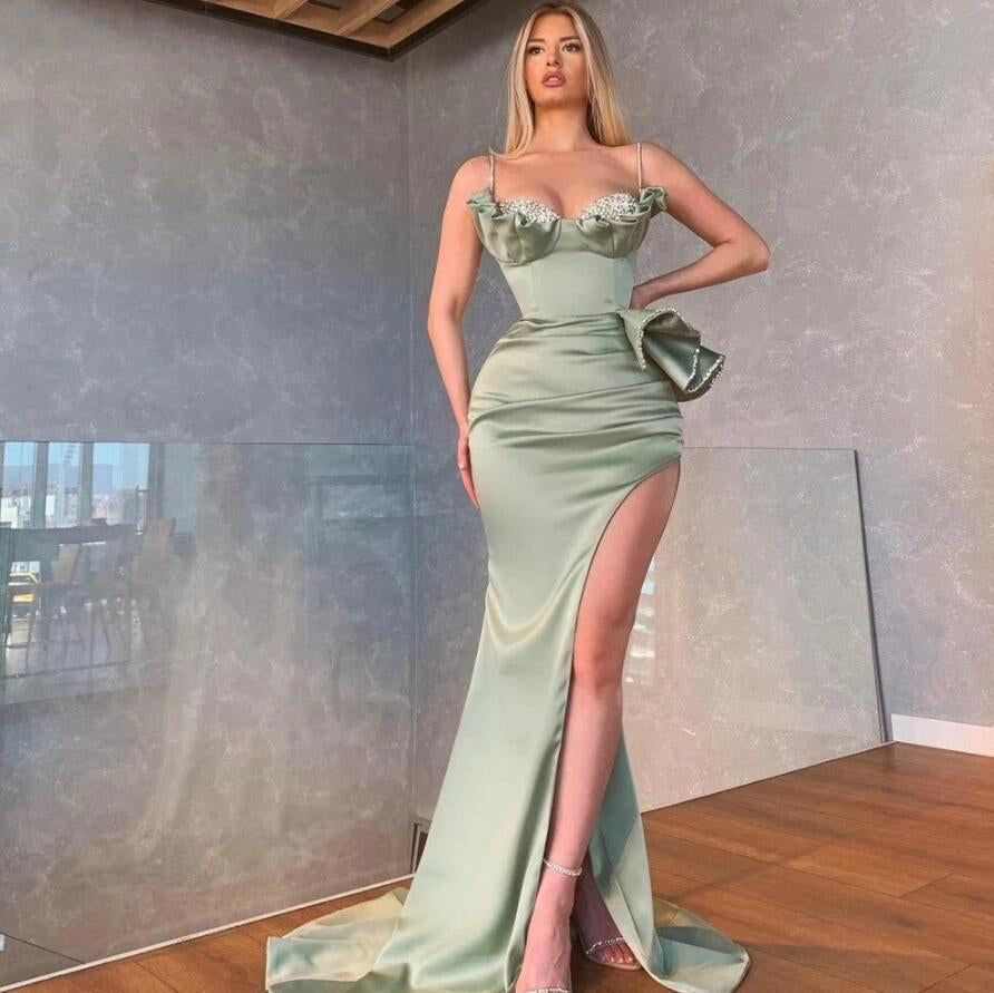 Elegante vestido de fiesta de sirena color verde salvia con tirantes finos y abertura