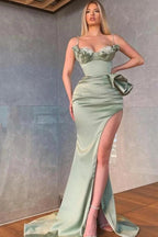 Elegante vestido de fiesta de sirena color verde salvia con tirantes finos y abertura