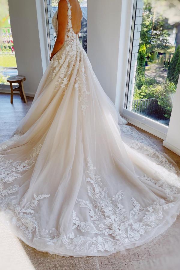 Robe de mariée princesse élégante en dentelle ivoire, longue jusqu'au sol