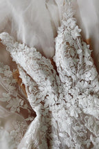 Robe de mariée princesse élégante en dentelle ivoire, longue jusqu'au sol