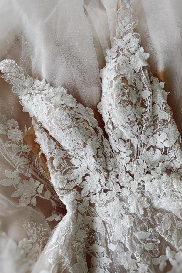 Robe de mariée princesse élégante en dentelle ivoire, longue jusqu'au sol