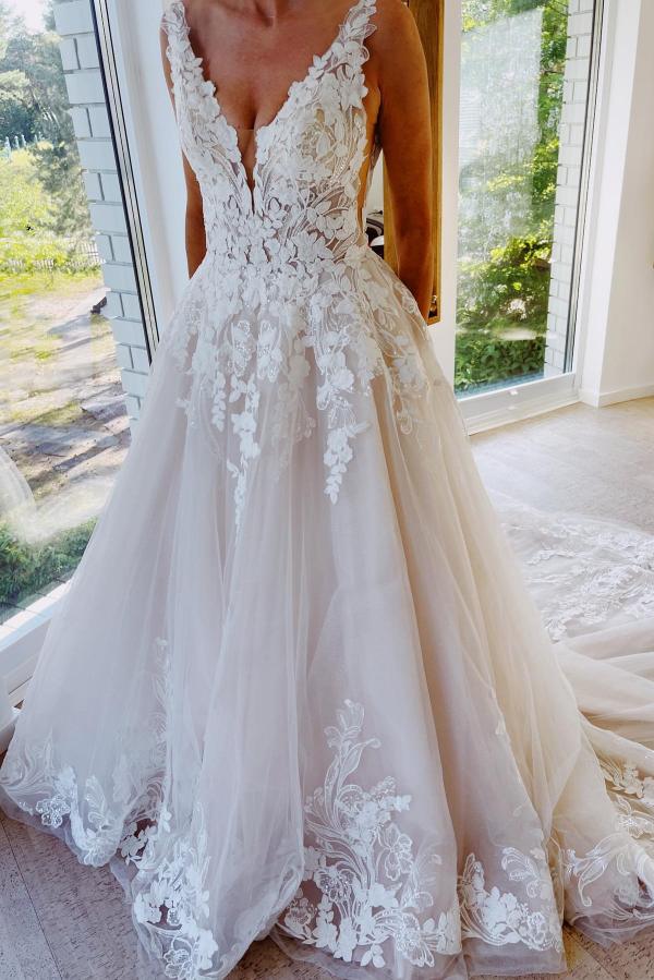 Robe de mariée princesse élégante en dentelle ivoire, longue jusqu'au sol