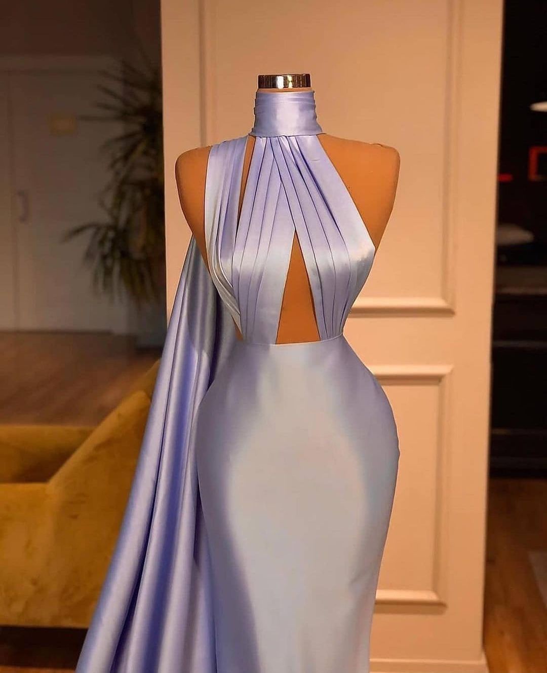 Robe de soirée élégante violette à col haut et longueur au sol
