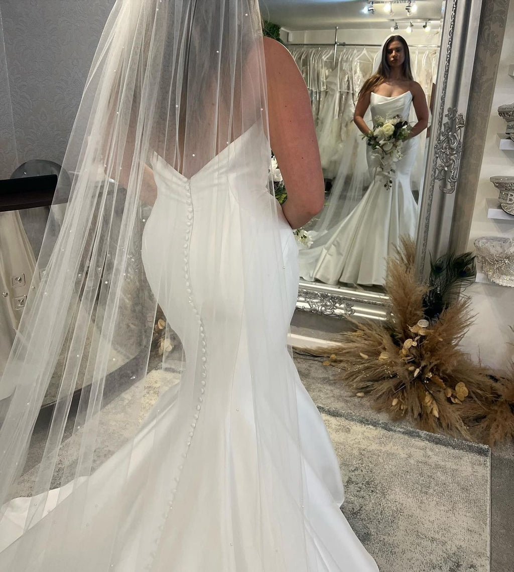 Elegante vestido de novia de sirena sin mangas hasta el suelo, de satén con volantes