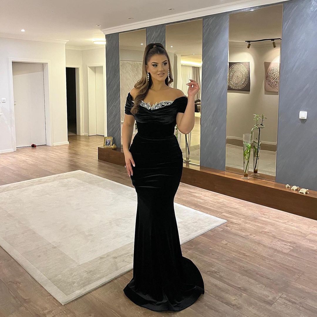 Robe de bal sirène noire élégante, longueur au sol, décolleté en cœur, épaules dénudées, avec appliques