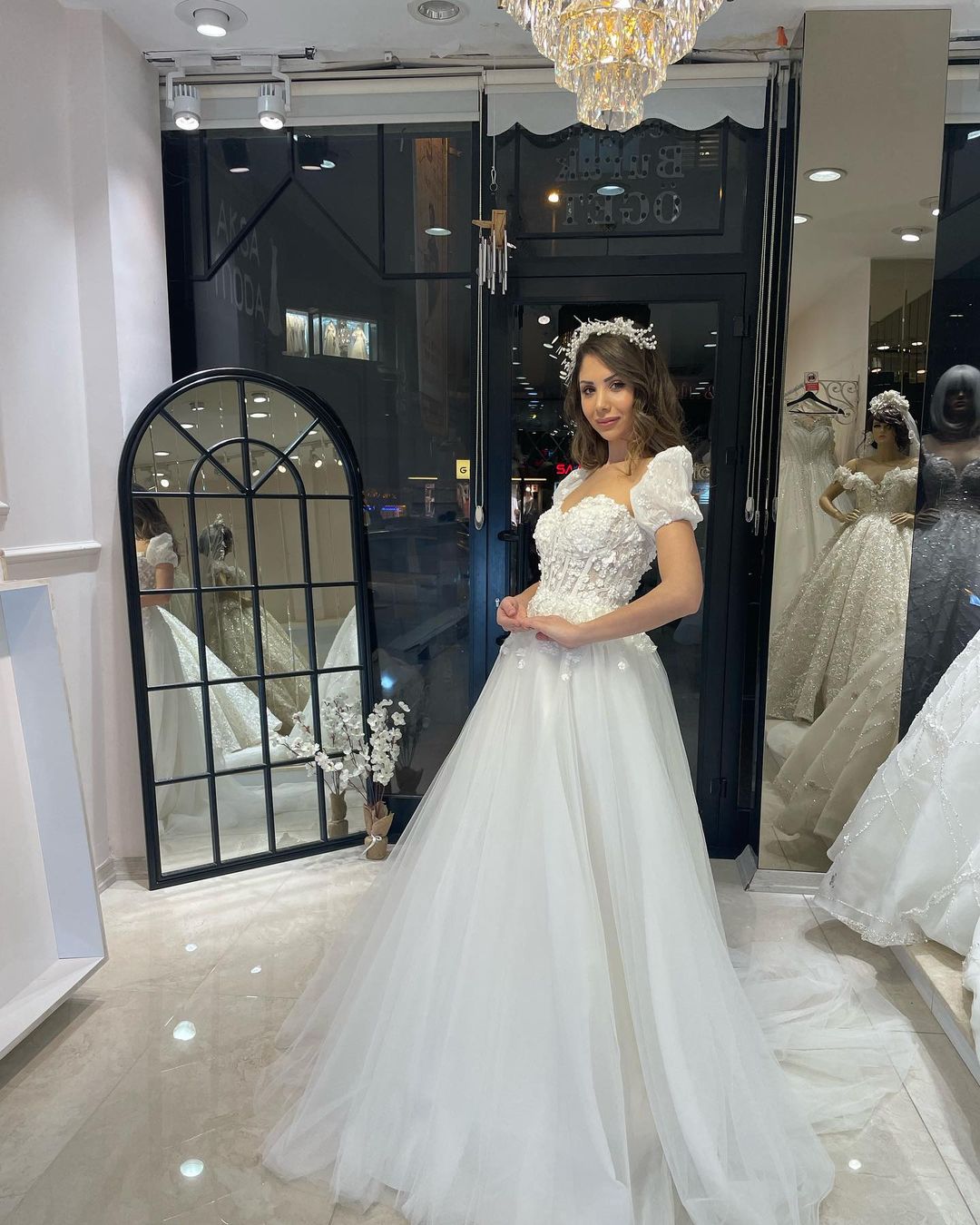 Robe de mariée élégante en tulle, longue jusqu'au sol, décolleté cœur, manches courtes et coupe trapèze, ornée d'une encolure en cœur.
