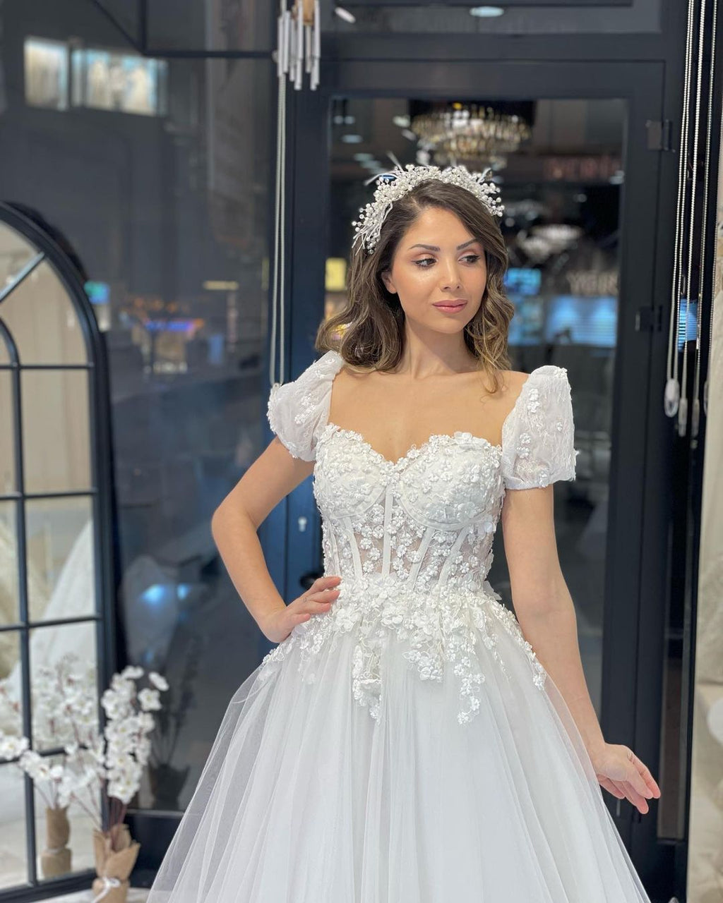 Robe de mariée élégante en tulle, longue jusqu'au sol, décolleté cœur, manches courtes et coupe trapèze, ornée d'une encolure en cœur.