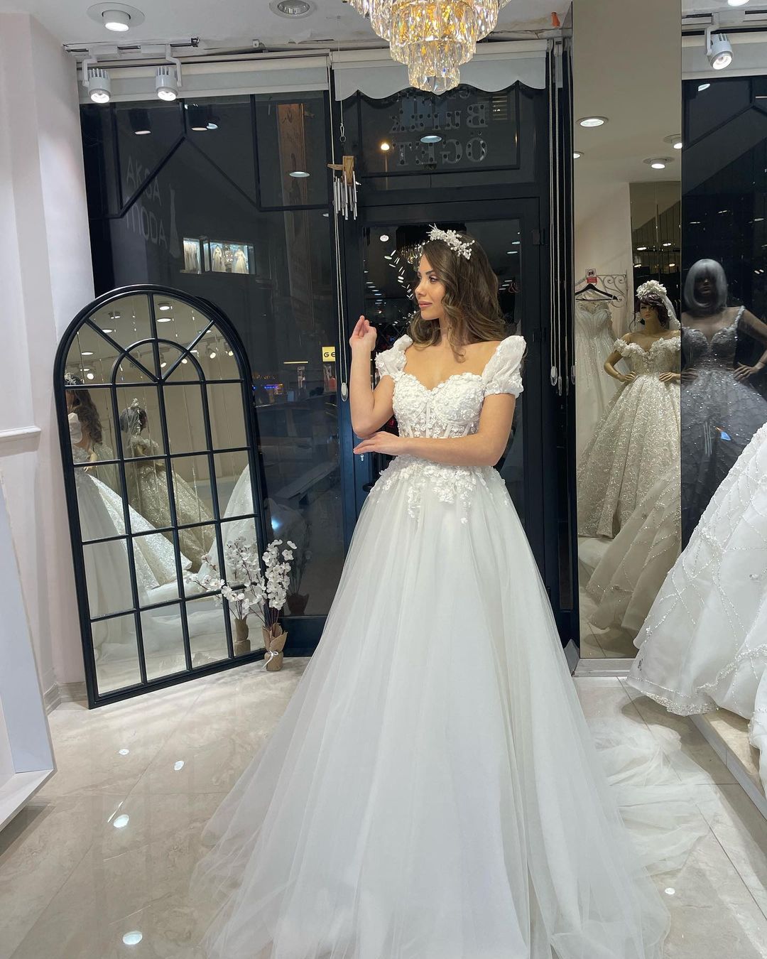 Robe de mariée élégante en tulle, longue jusqu'au sol, décolleté cœur, manches courtes et coupe trapèze, ornée d'une encolure en cœur.