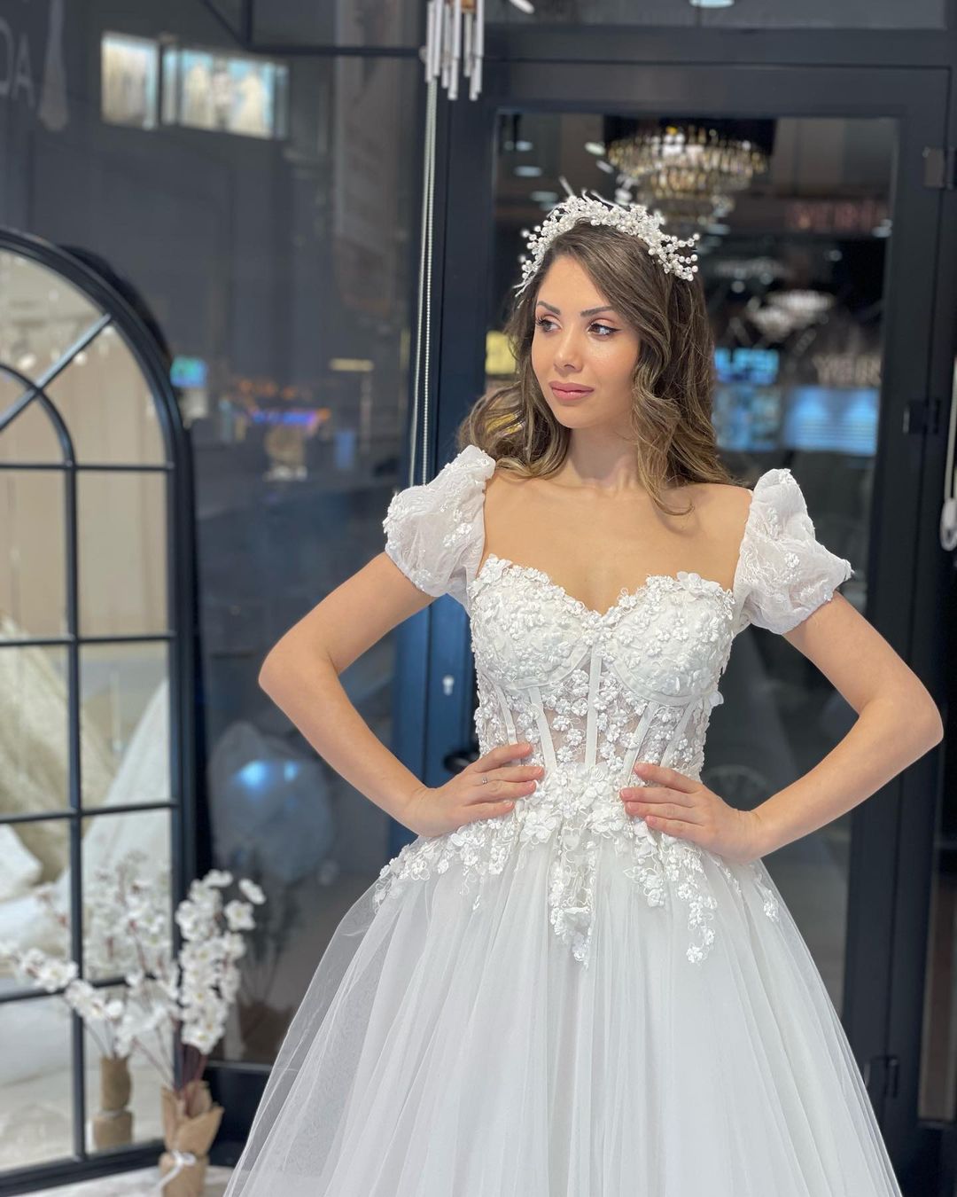 Robe de mariée élégante en tulle, longue jusqu'au sol, décolleté cœur, manches courtes et coupe trapèze, ornée d'une encolure en cœur.