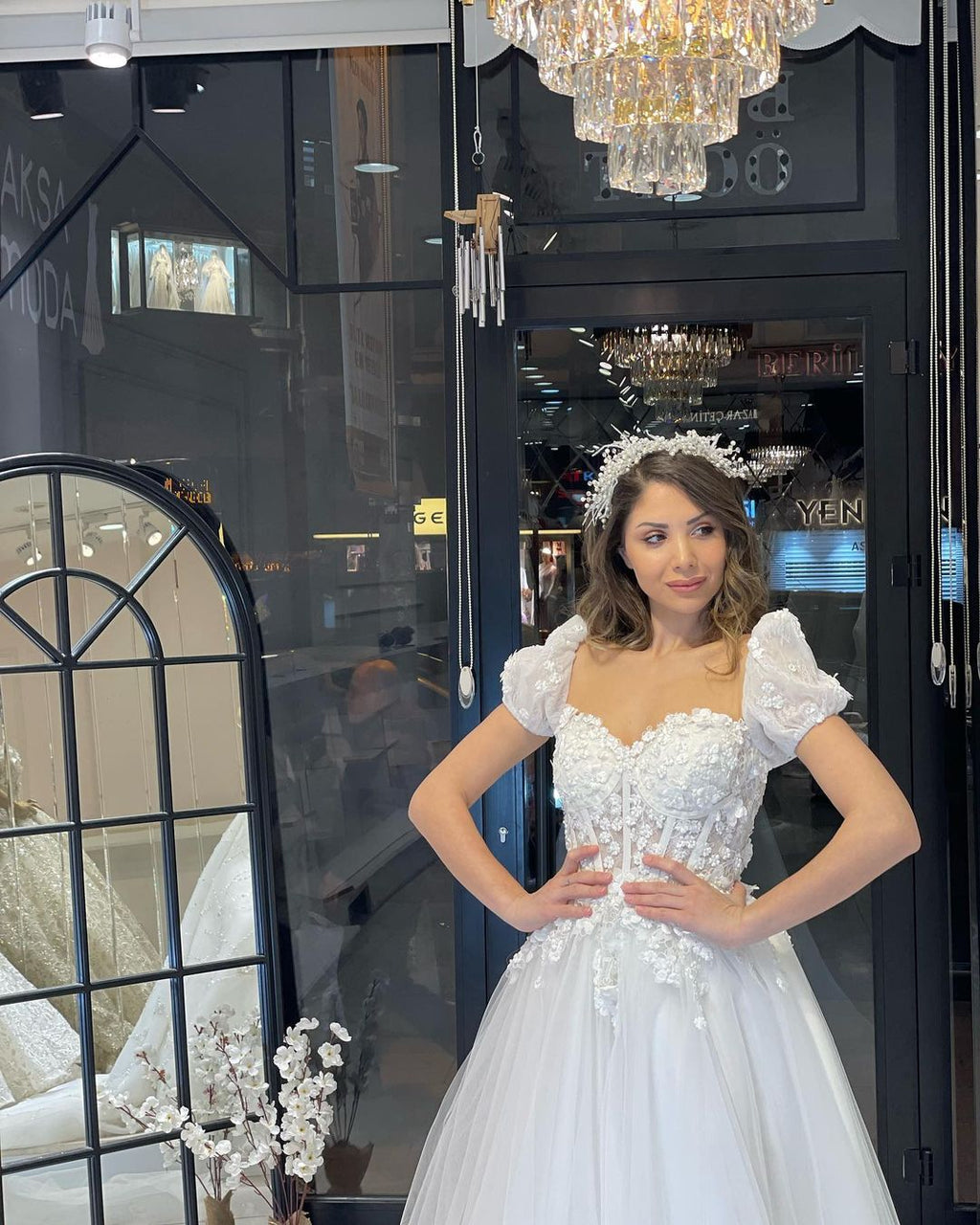 Robe de mariée élégante en tulle, longue jusqu'au sol, décolleté cœur, manches courtes et coupe trapèze, ornée d'une encolure en cœur.