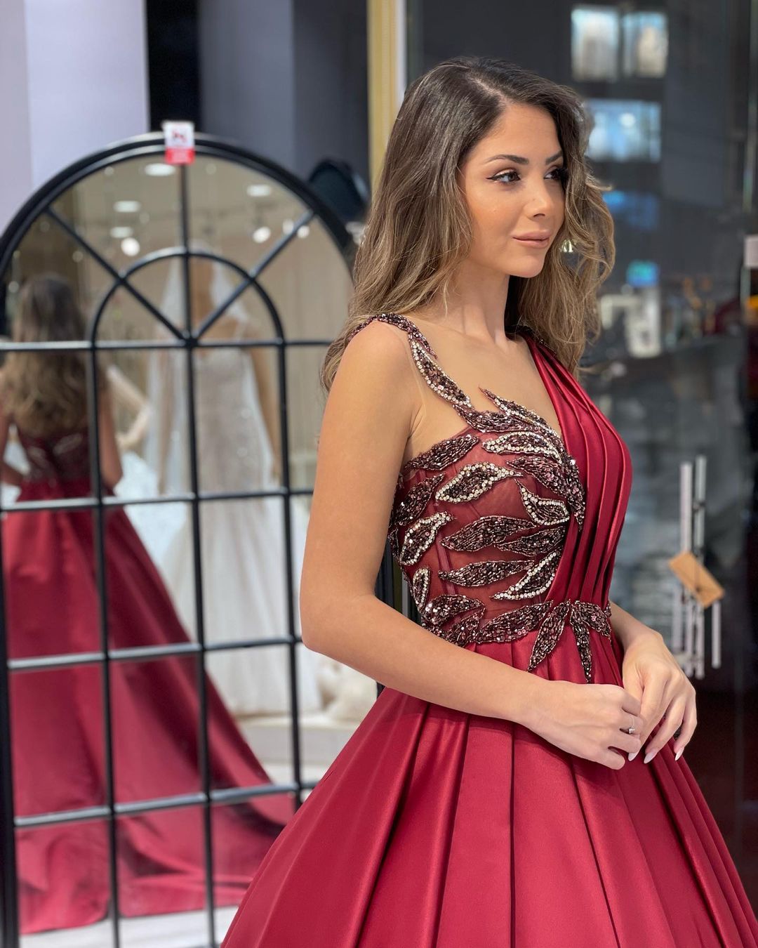 Robe de mariée élégante en satin, coupe trapèze, décolleté cœur, sans manches, longueur au sol et volants