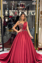Robe de mariée élégante en satin, coupe trapèze, décolleté cœur, sans manches, longueur au sol et volants