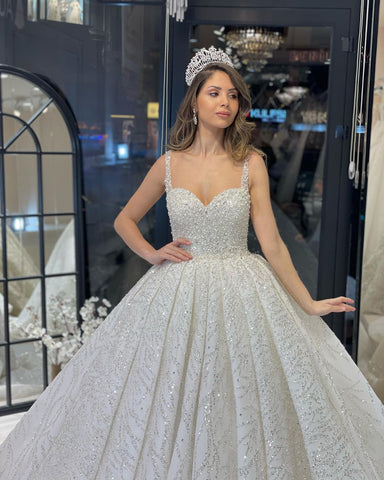 Elegante vestido de novia largo hasta el suelo, escote corazón, sin mangas, corte en A, con lentejuelas y volantes.