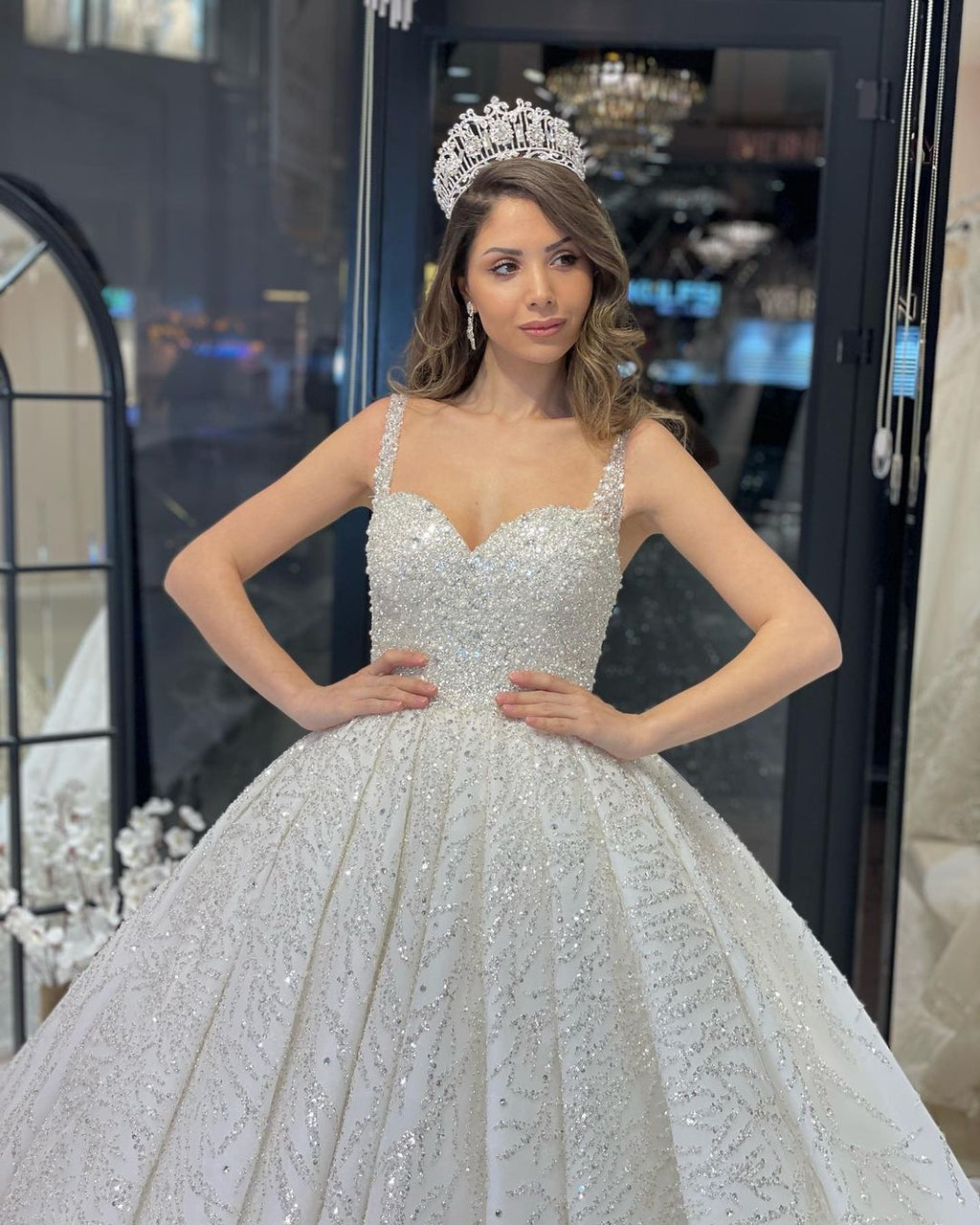 Elegante vestido de novia largo hasta el suelo, escote corazón, sin mangas, corte en A, con lentejuelas y volantes.