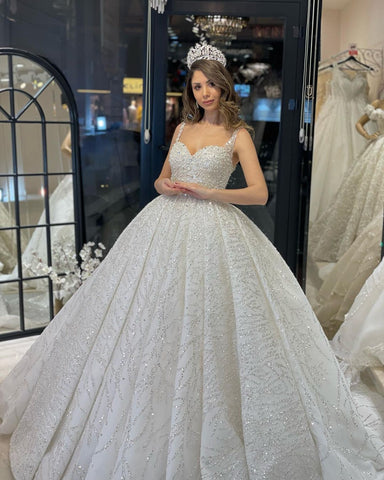Elegante vestido de novia largo hasta el suelo, escote corazón, sin mangas, corte en A, con lentejuelas y volantes.