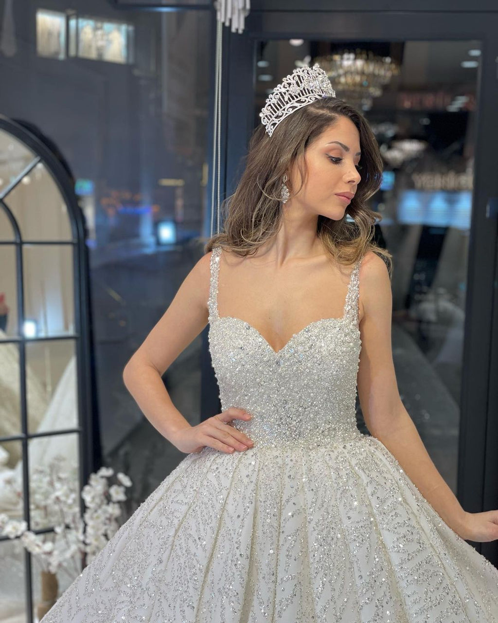 Elegante vestido de novia largo hasta el suelo, escote corazón, sin mangas, corte en A, con lentejuelas y volantes.