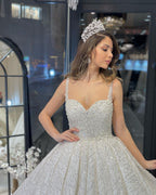 Elegante vestido de novia largo hasta el suelo, escote corazón, sin mangas, corte en A, con lentejuelas y volantes.