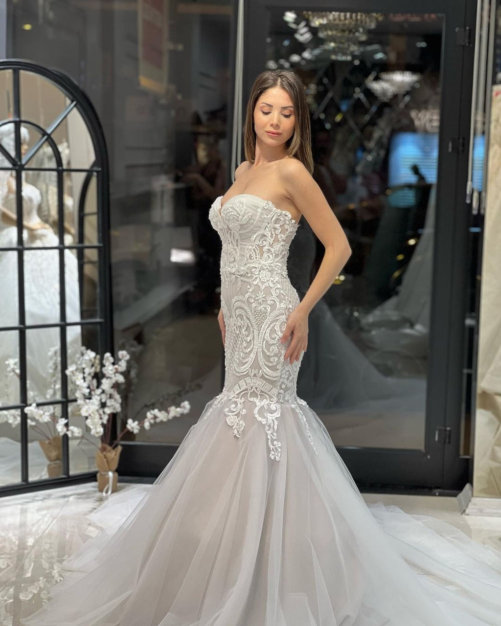 Robe de mariée sirène élégante en dentelle, longue jusqu'au sol, sans manches, décolleté cœur et ornée d'appliqués