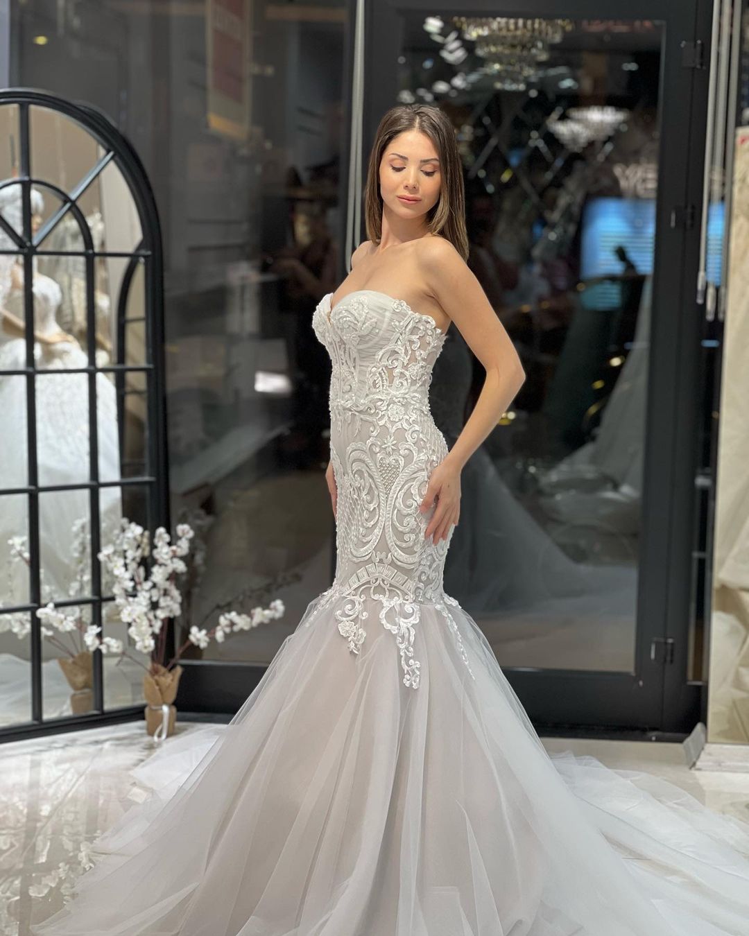 Robe de mariée sirène élégante en dentelle, longue jusqu'au sol, sans manches, décolleté cœur et ornée d'appliqués