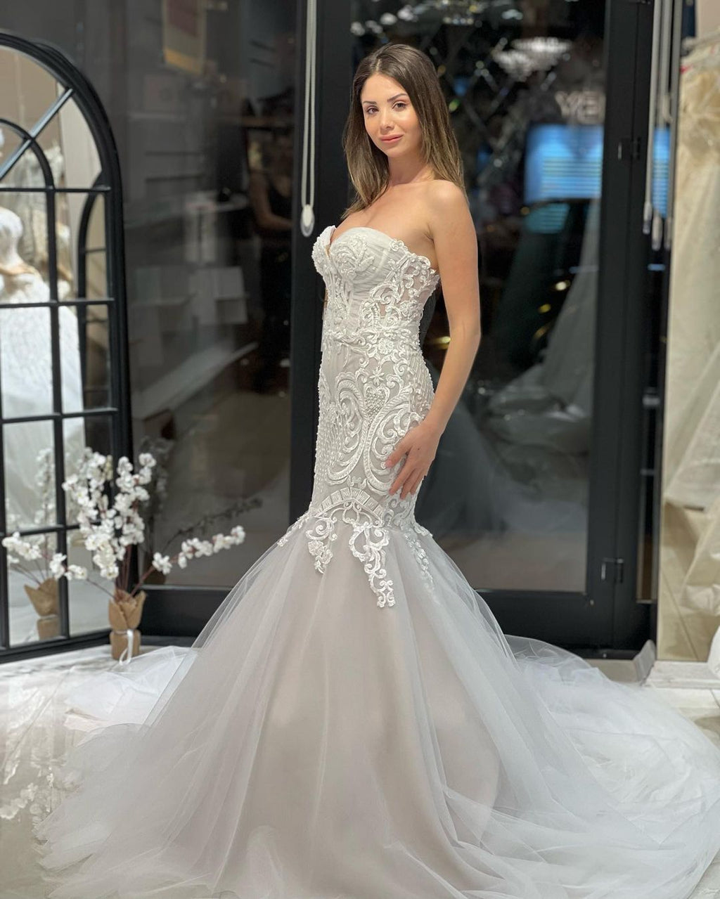 Robe de mariée sirène élégante en dentelle, longue jusqu'au sol, sans manches, décolleté cœur et ornée d'appliqués