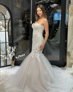 Robe de mariée sirène élégante en dentelle, longue jusqu'au sol, sans manches, décolleté cœur et ornée d'appliqués
