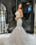 Robe de mariée sirène élégante en dentelle, longue jusqu'au sol, sans manches, décolleté cœur et ornée d'appliqués