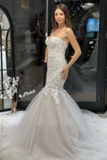 Robe de mariée sirène élégante en dentelle, longue jusqu'au sol, sans manches, décolleté cœur et ornée d'appliqués