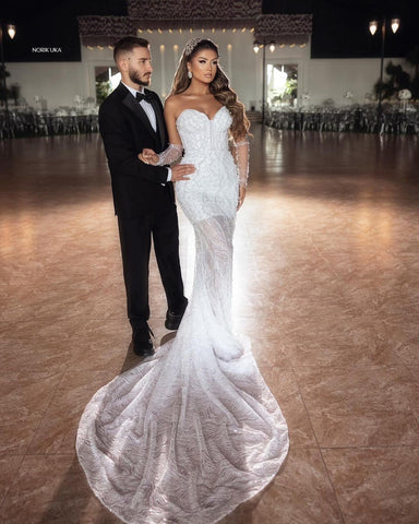 Elegante vestido de novia largo hasta el suelo, estilo sirena, sin mangas, de encaje con escote corazón y cuentas.