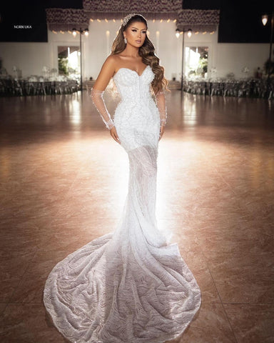 Elegante vestido de novia largo hasta el suelo, estilo sirena, sin mangas, de encaje con escote corazón y cuentas.