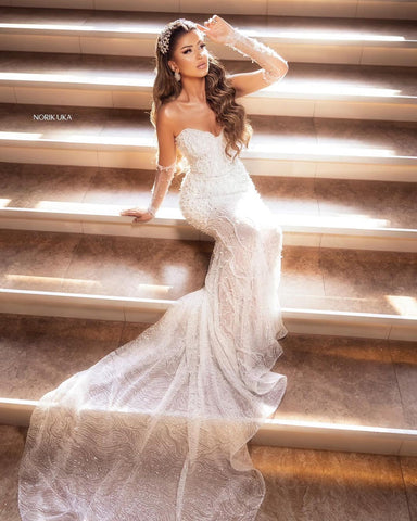 Elegante vestido de novia largo hasta el suelo, estilo sirena, sin mangas, de encaje con escote corazón y cuentas.