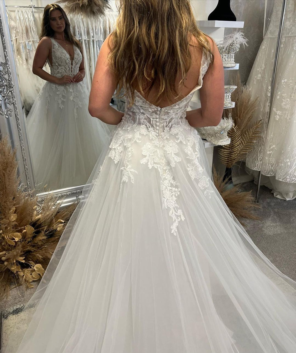 Robe de mariée élégante en tulle, coupe trapèze, col en V, sans manches, longueur au sol, ornée d'appliqués