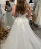 Robe de mariée élégante en tulle, coupe trapèze, col en V, sans manches, longueur au sol, ornée d'appliqués