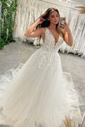 Robe de mariée élégante en tulle, coupe trapèze, col en V, sans manches, longueur au sol, ornée d'appliqués