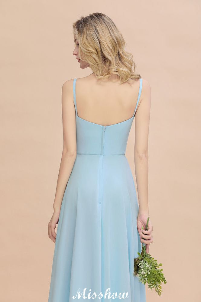 Elegante vestido de dama de honor con abertura frontal, tirantes finos, escote en V y largo hasta el suelo.