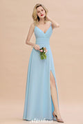 Elegante vestido de dama de honor con abertura frontal, tirantes finos, escote en V y largo hasta el suelo.