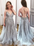 Elegante vestido largo gris de corte A con escote en V, tul, encaje y espalda descubierta para baile de graduación.
