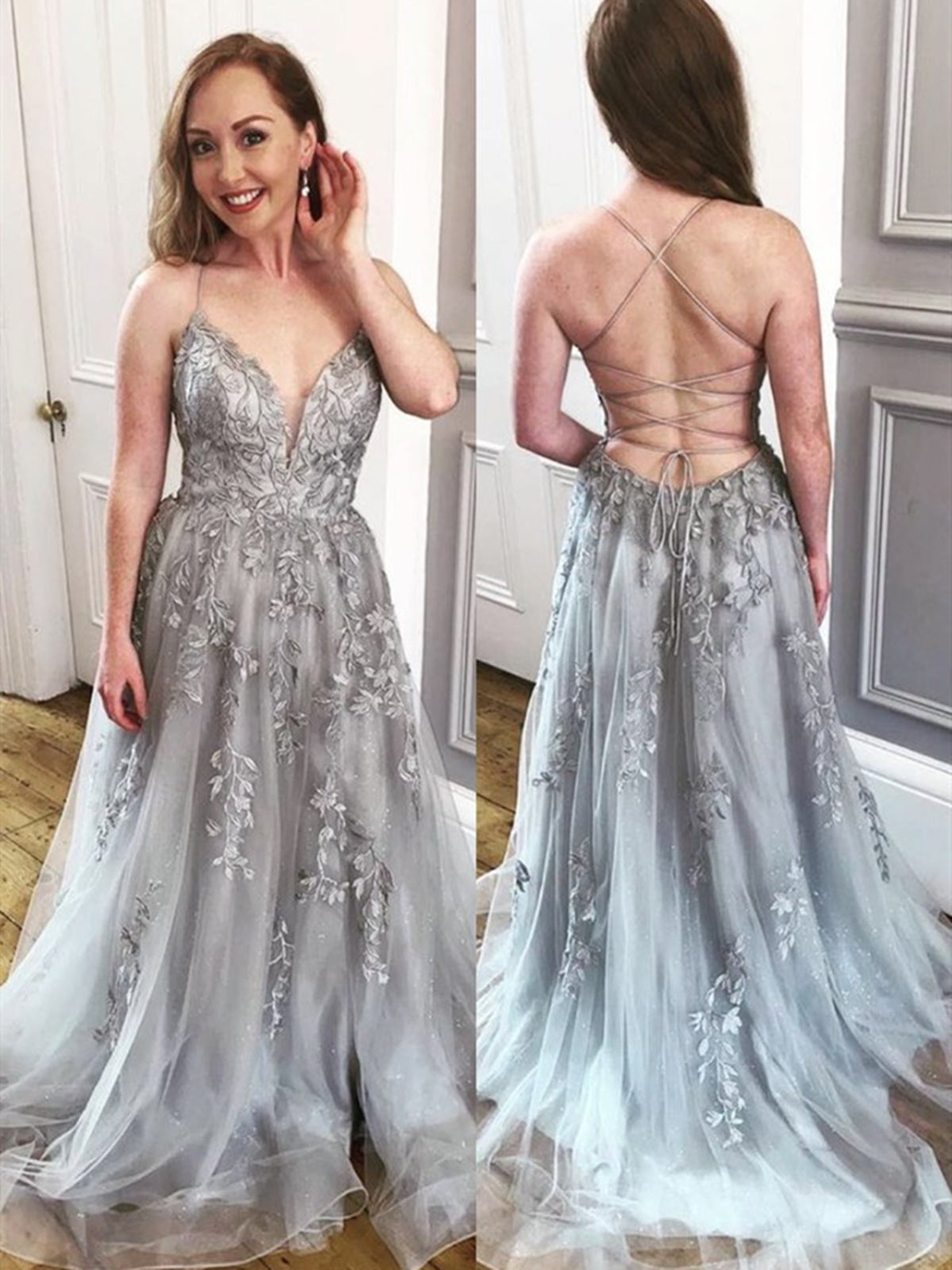 Elegante vestido largo gris de corte A con escote en V, tul, encaje y espalda descubierta para baile de graduación.