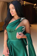 Robe de bal élégante verte asymétrique à une épaule, ornée de perles.