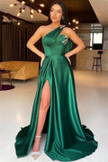 Robe de bal élégante verte asymétrique à une épaule, ornée de perles.