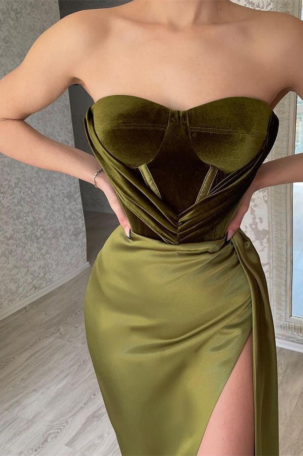Robe de bal sirène élégante en satin vert, sans bretelles et fendue, avec fente.